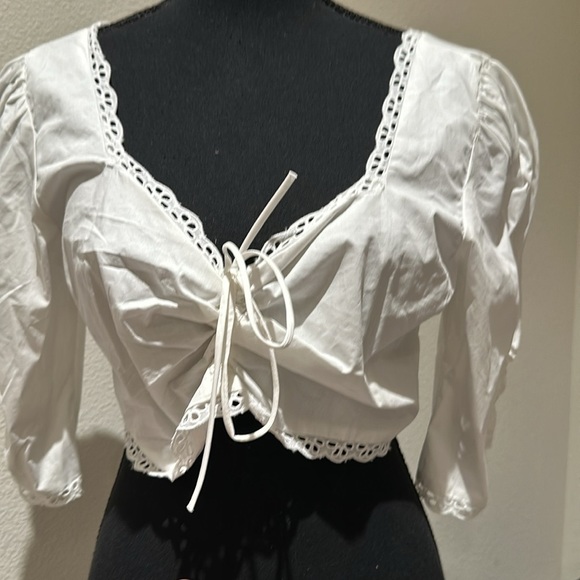 🟢Nwot Fore White Short Sleeves Lace Trim Cropped Top - Picture 2 of 3